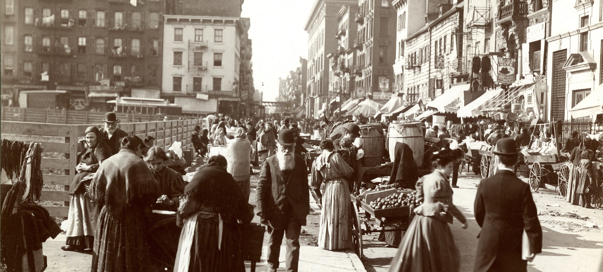 Looking west from Norfolk Street along Hester Street (Manhattan) around 1898